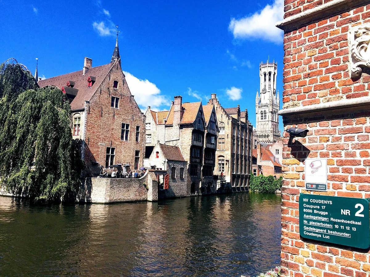 De middeleeuwse grachten van Brugge met historische gevels weerspiegeld in het stille water
