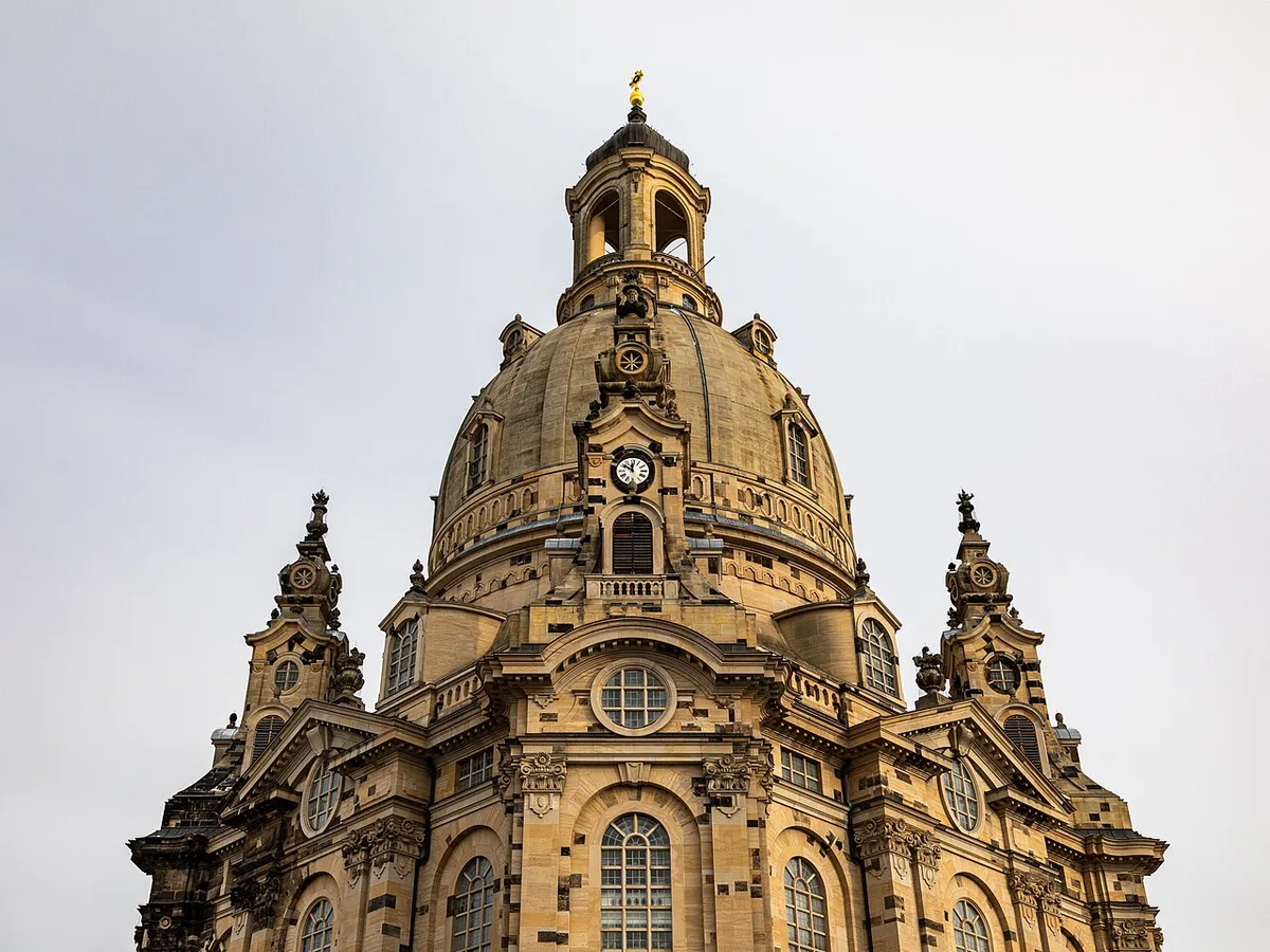 De Frauenkirche van Dresden weerspiegeld in de Elbe met de barokke skyline van de stad