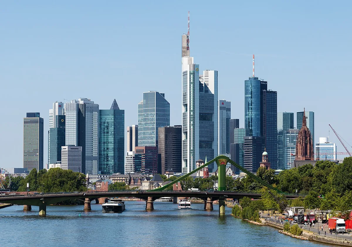 De moderne skyline van Frankfurt met de historische Romer aan de Main rivier in het voorste plan