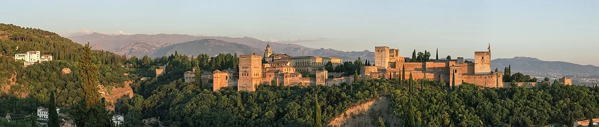 Het Alhambra paleis van Granada op de rots met de Sierra Nevada besneeuwde toppen op de achtergrond
