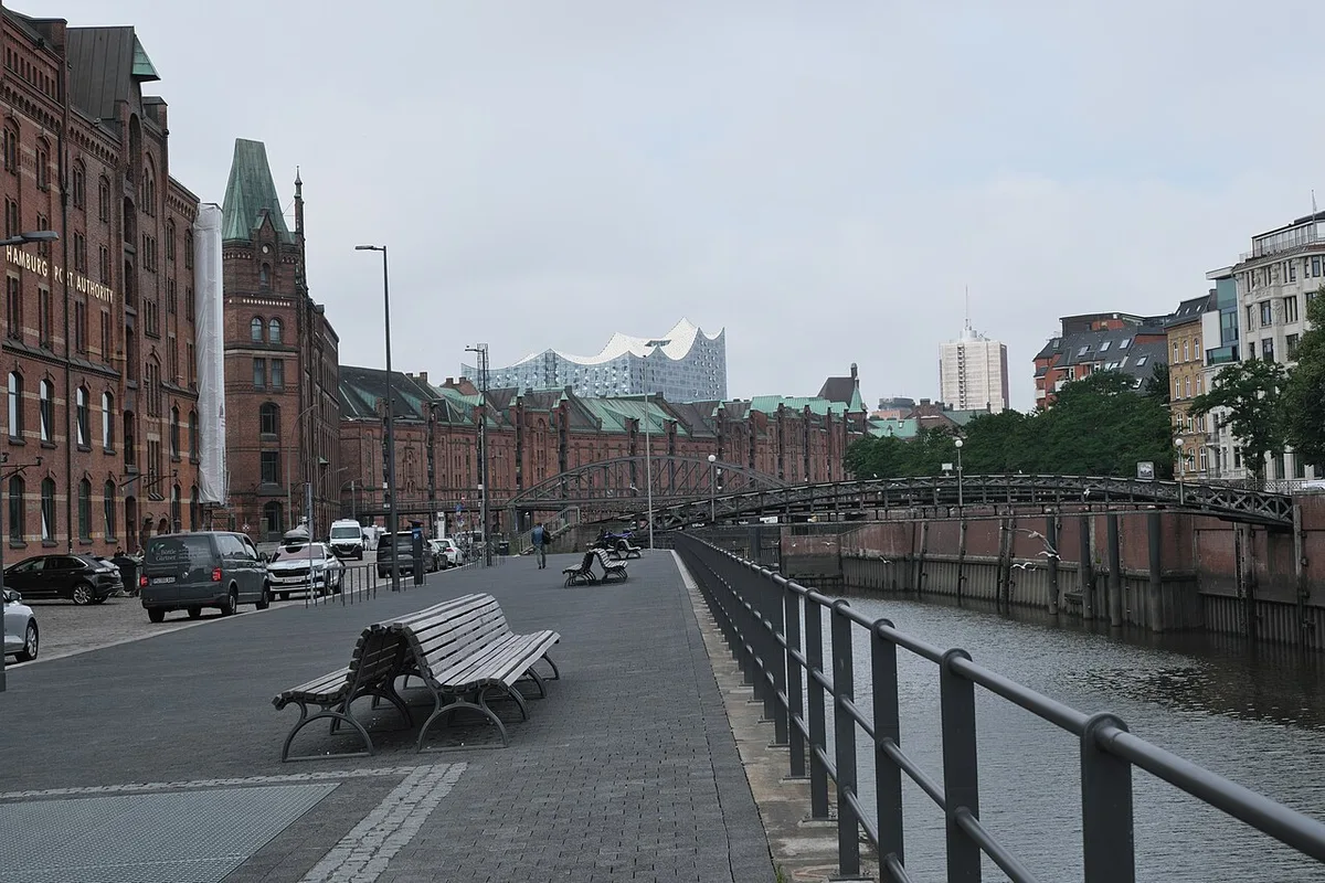 De Elbphilharmonie van Hamburg weerspiegeld in de Elbe met het historische Speicherstadt-magazijnengebied ervoor