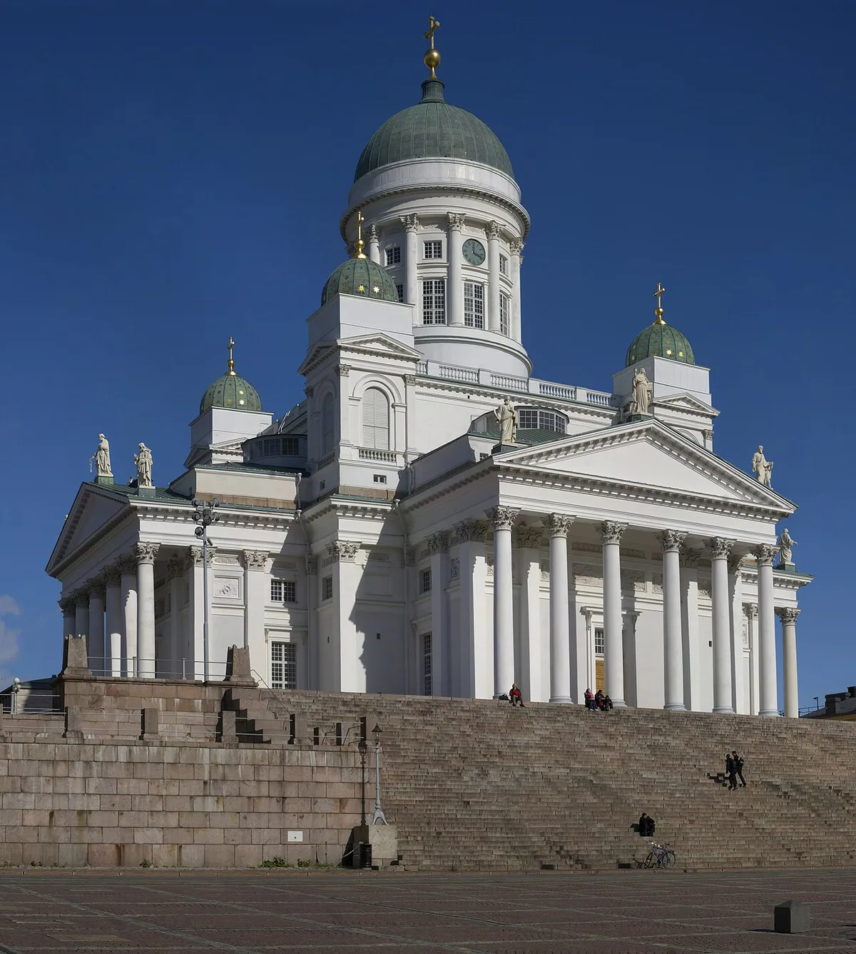 De witte neoclassieke Dom van Helsinki op het Senatesplein omgeven door historische gebouwen
