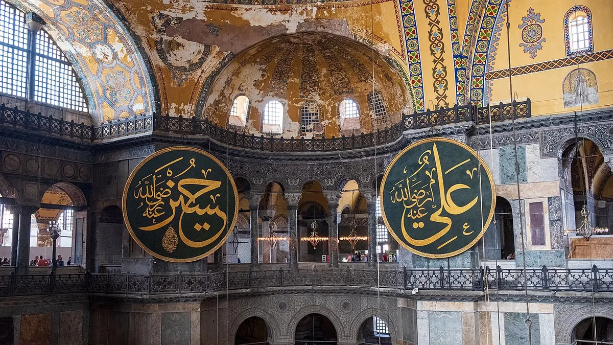 Hagia Sophia en de Blauwe Moskee aan het silhouet van Istanbul weerspiegeld in het Marmarameer