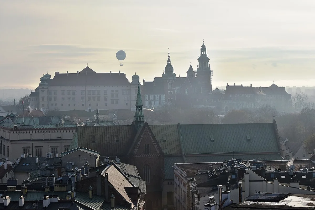 Wawel Kasteel in Krakau verlicht bij avondschemering met de Wisla rivier beneden