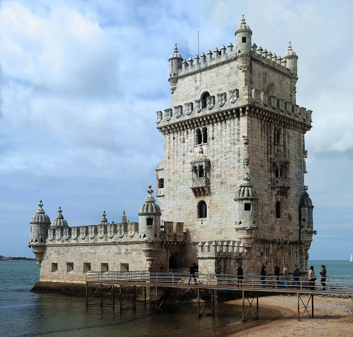 De Torre de Belem in Lissabon aan de oever van de Taag in helder ochtendlicht