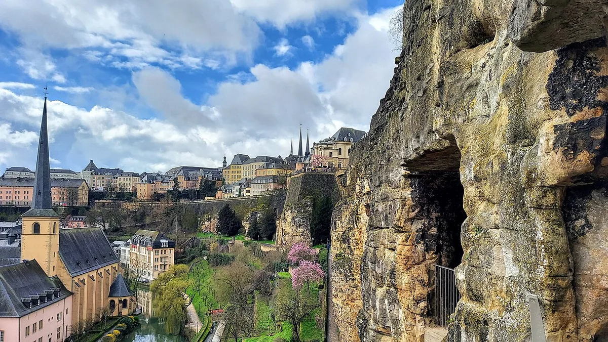 De historische Alzette-vallei van Luxemburg-stad gezien vanaf de Bock-rots met de historische oude stad erboven