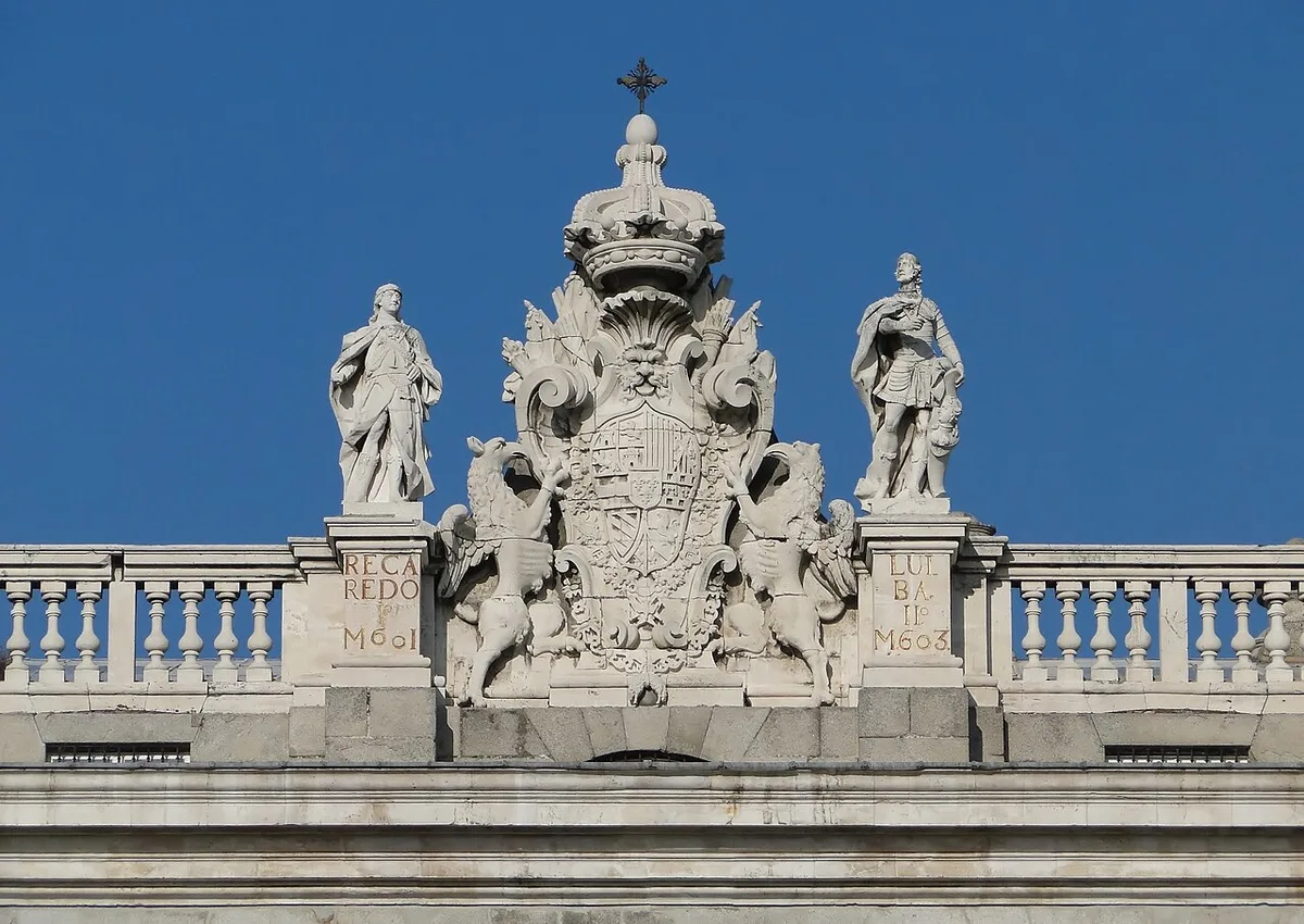 Het Koninklijk Paleis van Madrid gezien vanuit de tuinen met blauwe lucht