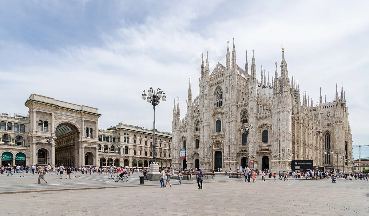 De gotische Duomo di Milano op het Piazza del Duomo met mensen voor de kathedraal