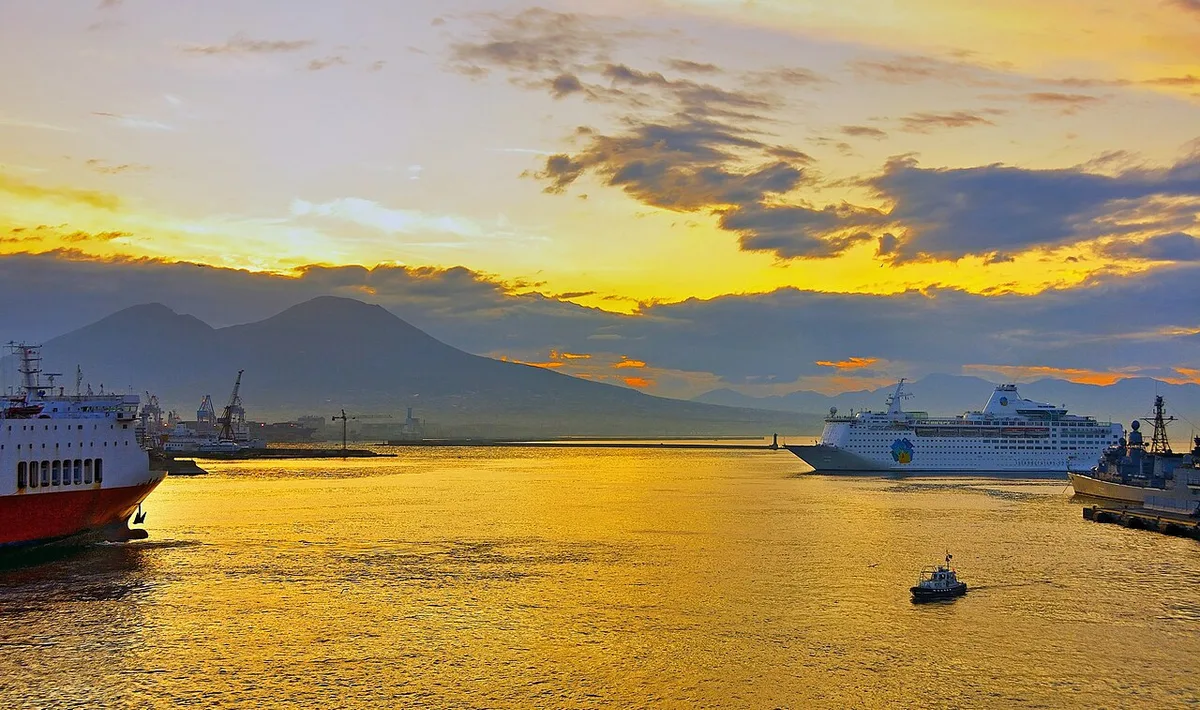 Het historische centrum van Napels met de Vesuvius op de achtergrond gezien over de golf van Napels