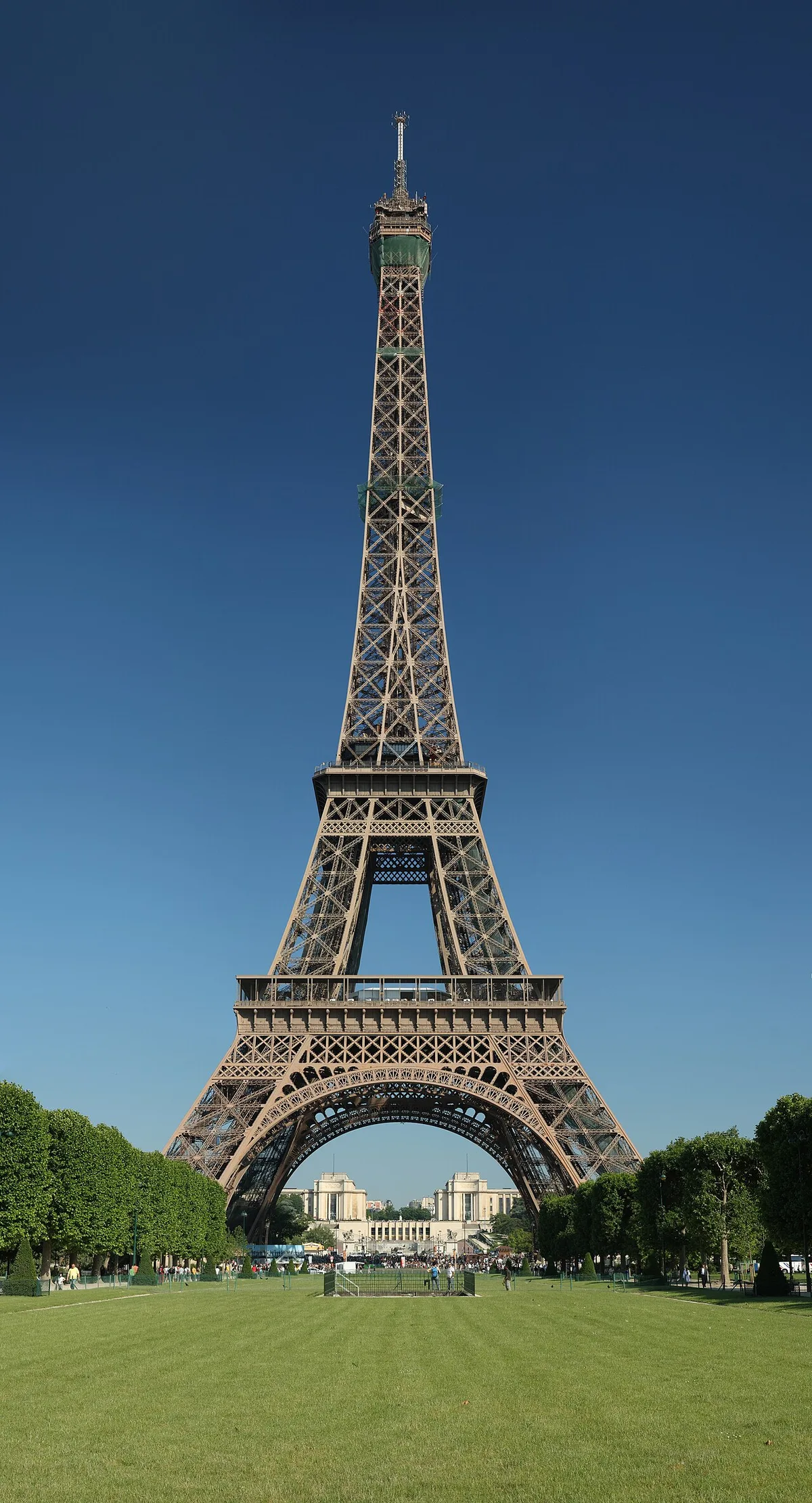 De Eiffeltoren in Parijs verlicht in de avondschemering met zicht op de Seine