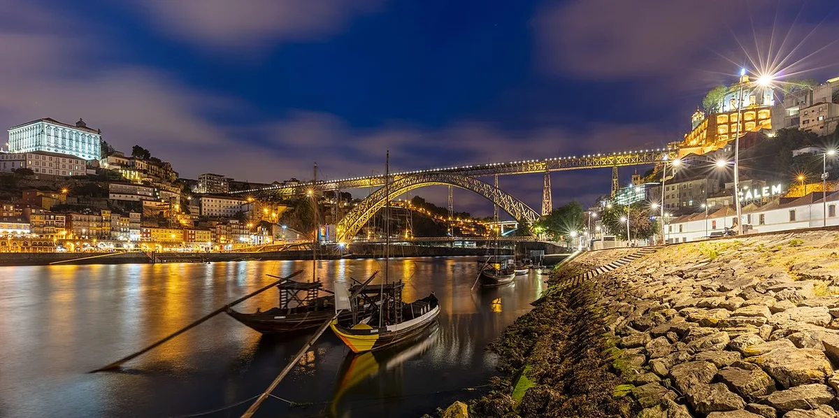 De historische Ribeira-wijk van Porto langs de Douro rivier met de Dom Luis I-brug op de achtergrond