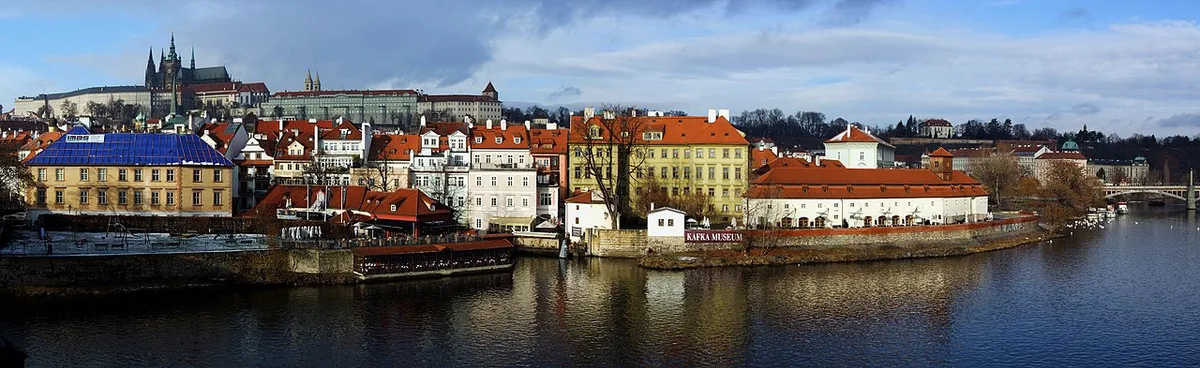 Uitzicht over de Karelsbrug in Praag richting de kathedraal op de burcht bij ochtendlicht