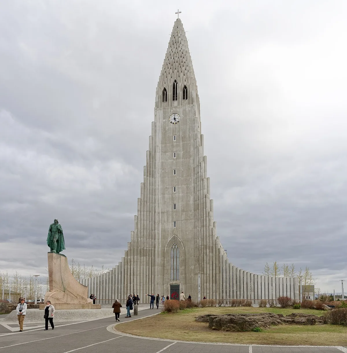 De imposante Hallgrimskirkja kerk van Reykjavik steekt uit boven de gekleurde daken van de stad