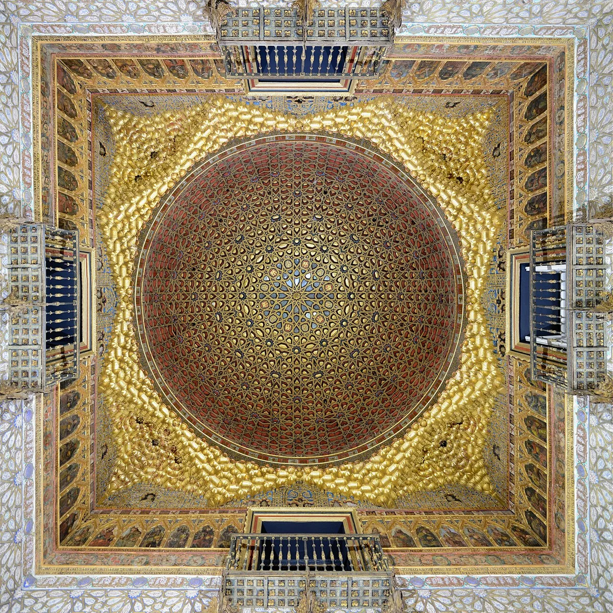De Real Alcazar van Sevilla met zijn prachtige Moorse tuinen en waterbekkens in zacht ochtendlicht