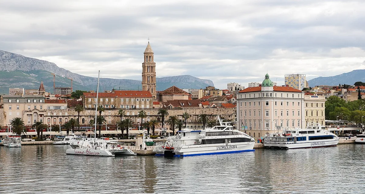 Het historische Diocletianus paleis in het centrum van Split gezien van de kant van de Adriatische Zee