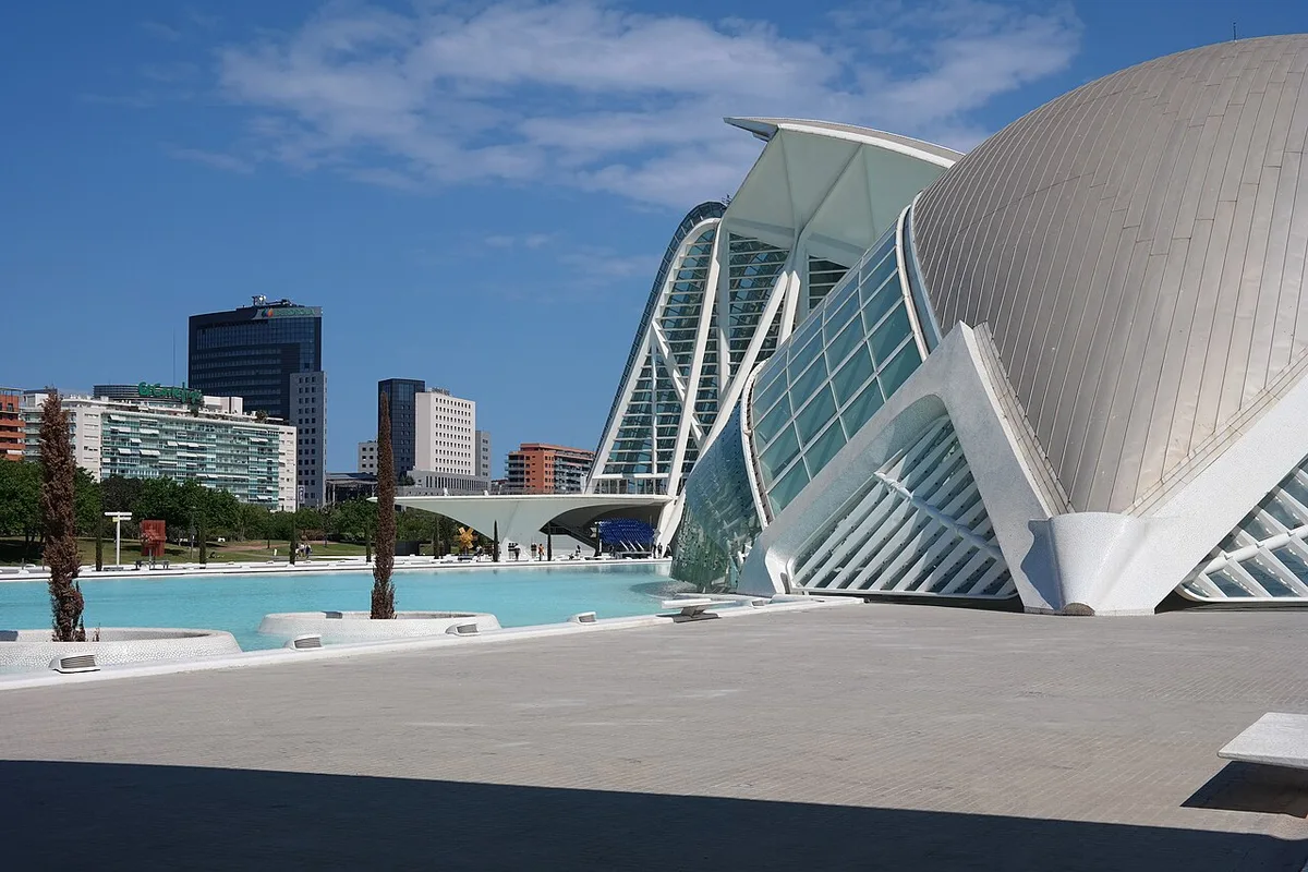 Het futuristische complex Stad van Kunst en Wetenschap in Valencia weerspiegeld in het water
