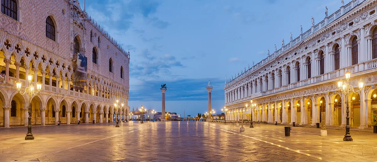 Het Canal Grande in Venetie met gondels en historische paleizen aan weerszijden